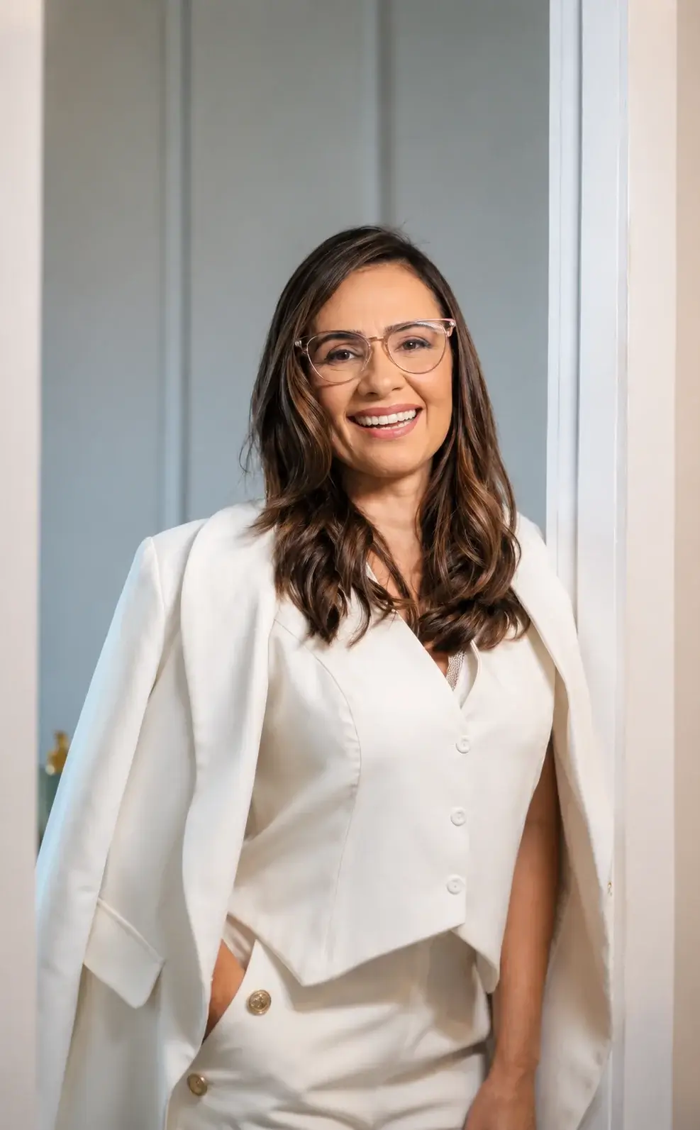 Emanuela Aragão em foto profissional de blazer