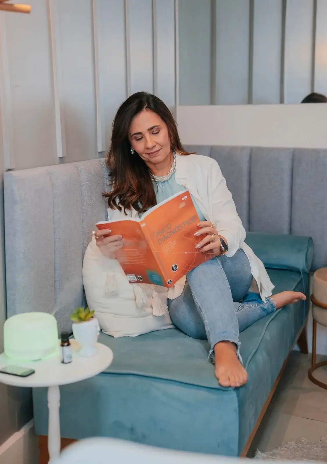 Emanuela Aragão lendo em ambiente de acolhimento