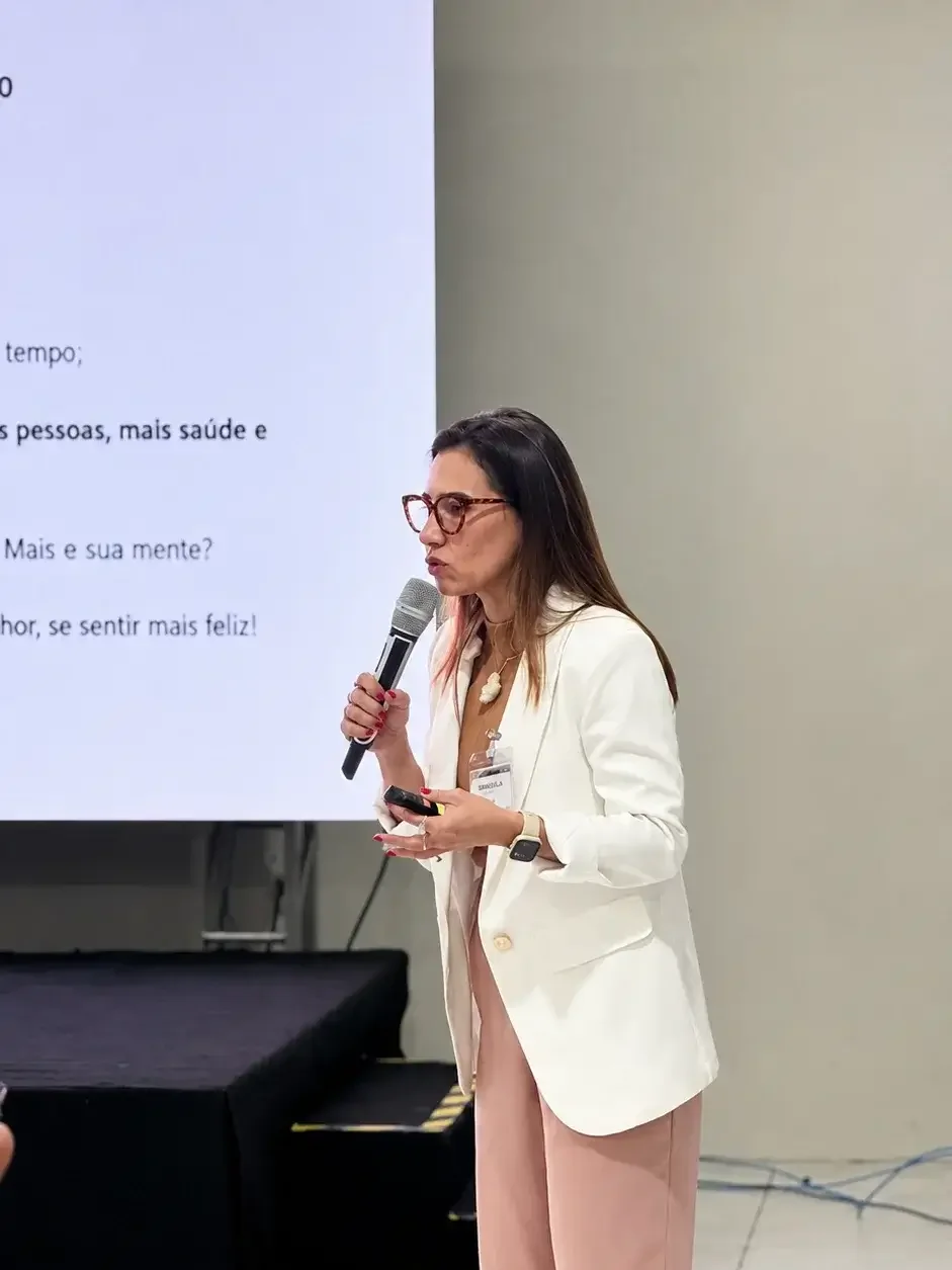 Emanuela Aragão palestrando