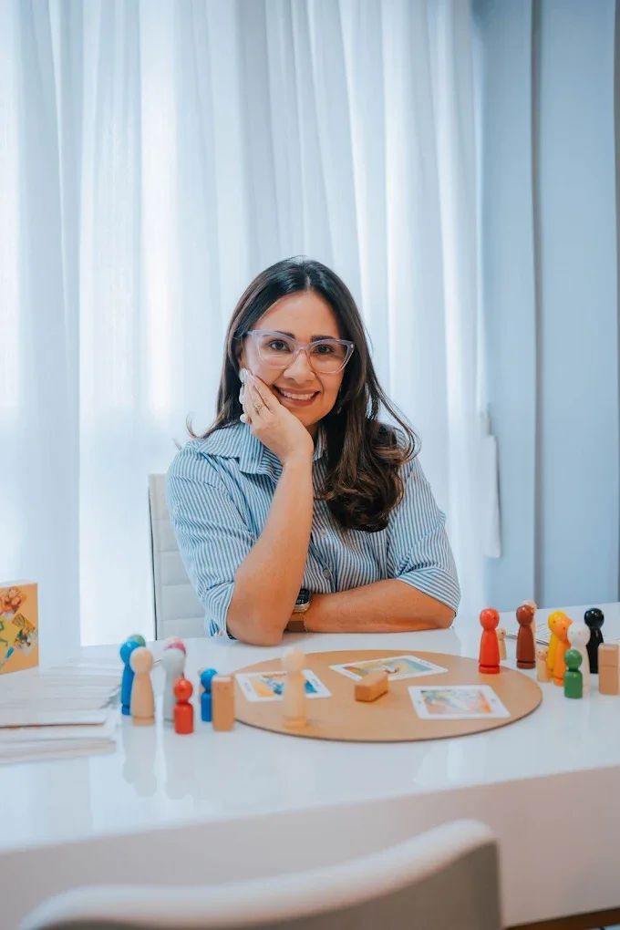 Emanuela Aragão em atendimento terapêutico